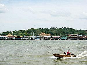 タイ マレーシア シンガポール ブルネイ フィリピン. バンダルスリブガワンと水上集落を結ぶ水上タクシー。小さな船ですが相当なスピードを出しています