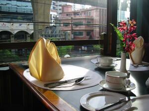 タイ マレーシア シンガポール ブルネイ フィリピン・ ランドマークホテルの朝食。朝日が奇麗