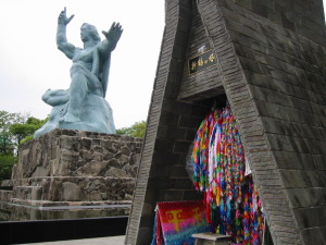 九州旅行 長崎 平和祈念像と折り鶴