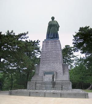 桂浜に建つ坂本龍馬の銅像。心は太平洋ぜよ