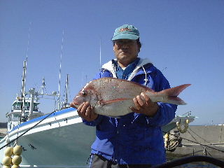 本日一番の真鯛をゲットした松井義仁さん!何時もさすが!