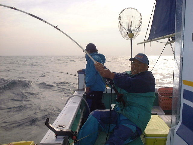 ん〜 !! なっ 何だ! この竿の曲がり! これは正しく ???です! 松井克さん いつまでもお元気で!