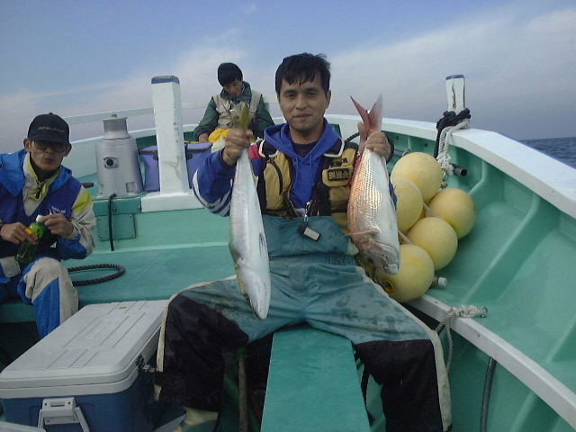 久々に登場の私。最後???かも知れませんので・・・ 横にいるのはメガネザル?” いや 仁志さんですね。 私の後釜はあなたにお任せします。コマセ係頑張って!