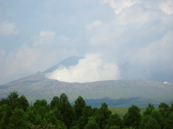 遠くから見た阿蘇山火口付近の写真