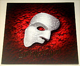 ホリプロ「ラブ・ネバー・ダイ 2019」舞台パンフレット/市村正親、石丸幹二、濱田めぐみ、平原綾香、田代万里生、小野田龍之介、夢咲ねね、咲妃みゆ、鳳蘭、香寿たつき、大前優樹、加藤憲史郎、熊谷俊輝、知念紗椰、辰巳智秋、重松直樹、さけもとあきら、白山博基、田村雄一、丹宗立峰、照井裕隆、富永雄翔、港幸樹、安福毅、彩橋みゆ、荒居清香、家塚敦子、池田知穂、木村つかさ、咲花莉帆、佐々木由布、中西彩加、吉田玲菜、サイモン・フィリップス